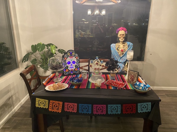 Maestra de Español muestra sus decoraciones para el Dia de los Muertos.