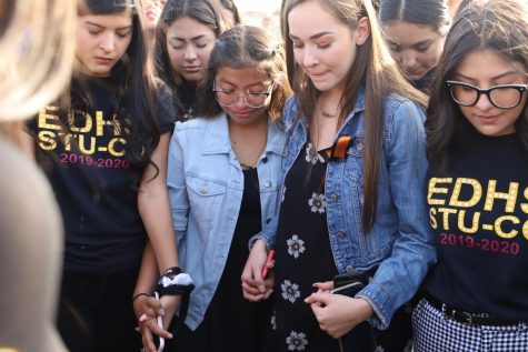 Evany Ramirez, 10, cries with classmates as they say a prayer with presidential candidate Beto ORourke (D).